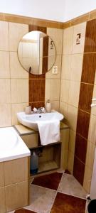 y baño con lavabo y espejo. en Drzewna Apartamenty - Kupiecka 39 en Zielona Góra