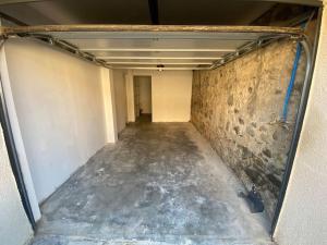 un couloir vide dans une chambre avec un mur en pierre dans l'établissement Chaleureuse maison avec terrasse et garage, à Espira-de-lʼAgly