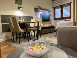 Televízia a/alebo spoločenská miestnosť v ubytovaní Regulus apartment Brzeće Kopaonik