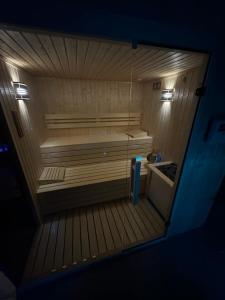 una piccola sauna con vasca e lavandino di Vila Diamond Lux&Spa a Sovata