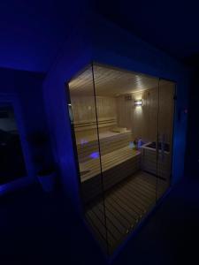 una piccola camera con sauna con luce blu di Vila Diamond Lux&Spa a Sovata