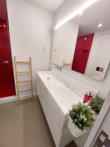 y baño con lavabo y espejo. en Santiago Rooms en Caminha