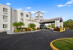 wykonanie hotelu z podjazdem w obiekcie SPOT X Hotel Tampa Bay by Red Collection w mieście Wesley Chapel