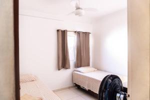 een slaapkamer met een bed en een spiegel bij PV Marimbondo's House I in Itacaré