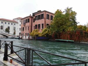 a view of a river with a bridge and buildings at Ponte San Lorenzo apartment in Venice