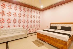 Ein Bett oder Betten in einem Zimmer der Unterkunft Collection O HOTEL BOMBAY PALACE