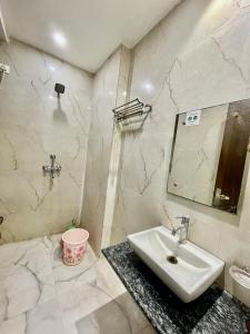 y baño con lavabo y espejo. en Hotel Silverkey by Urban Stay, en Agra