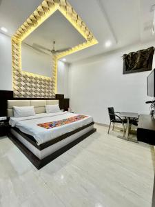 1 dormitorio con 1 cama grande y 1 mesa en Hotel Silverkey by Urban Stay, en Agra