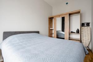 Schlafzimmer mit einem weißen Bett und einem Spiegel in der Unterkunft Seba Suites with Fitness And Pool in Istanbul