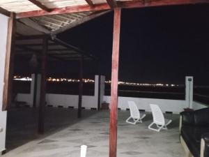 Ein Balkon oder eine Terrasse in der Unterkunft REPOS SURF HOUSE 2
