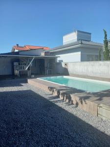 una piscina nel cortile di una casa di Casa de praia a Palhoça