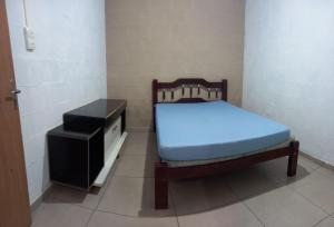 una piccola stanza con un letto e un tavolo di Casa de praia a Palhoça Altre 25 foto