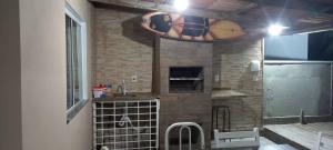 una cucina con una palla da basket appesa a un lavandino di Casa de praia a Palhoça