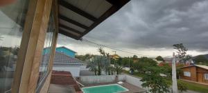 una vista dal balcone di una casa di Casa de praia a Palhoça