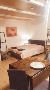 ein Hotelzimmer mit 2 Betten, einem Tisch und einem sidx sidx in der Unterkunft Apartment Buckow in Buckow
