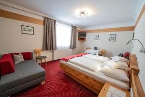 ein Hotelzimmer mit einem Bett und einem Sofa in der Unterkunft Haus Kössler in Radstadt