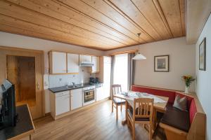 eine Küche und ein Esszimmer mit einem Tisch, einer Küche und einem Esszimmer in der Unterkunft Haus Kössler in Radstadt