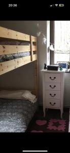 ein Schlafzimmer mit einem Etagenbett und einer Kommode in der Unterkunft El 15 de Betren in Betrén