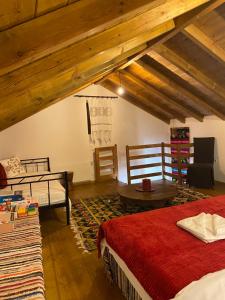 ein Schlafzimmer mit 2 Betten und einem Tisch in einem Zimmer in der Unterkunft Ypsus House Stemnitsa in Stemnitsa