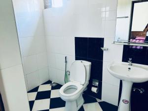 La petite salle de bains est pourvue de toilettes et d'un lavabo. dans l'établissement Hotel Miami, à Anurâdhapura