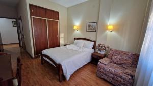 una camera d'albergo con letto e divano di Hotel Peninsular a Monte Real