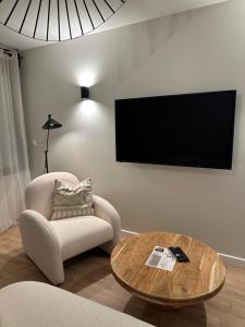 Televízia a/alebo spoločenská miestnosť v ubytovaní La Casa Samat