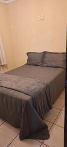 a pair of beds in a room at 507 - Apto completo p temporada ou negócios - PVH in Porto Velho