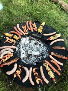 Ein Haufen Hot Dogs auf einem Grill im Gras in der Unterkunft Petite maison bretonne : P'ty Penty in Plougastel-Daoulas