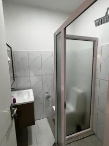 een badkamer met een douche en een wastafel bij Les Olives in Flic-en-Flac