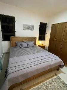 duże łóżko w sypialni z dwoma oknami w obiekcie Les Olives w mieście Flic-en-Flac
