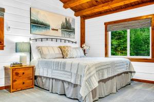 une chambre avec un lit et une fenêtre dans l'établissement Loon Lodge, à Readfield