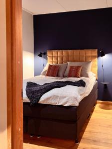 um quarto com uma cama grande e uma parede preta em Chalet Auroras - Top quality 2 bdr chalet in prime location of Levi em Levi