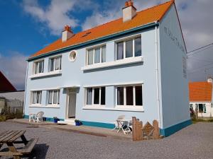 a white house with an orange roof at THALASSA in Audresselles