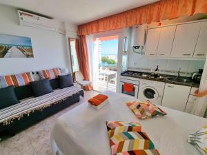 a kitchen and living room with a bed and a table at Estudio Las Naciones Bellavista in Benalmádena