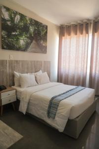 um quarto com uma cama grande e uma janela em Slim HOTEL em Piura