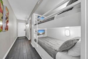 Postel nebo postele na pokoji v ubytování Pelican Beach Resort Unit 1109 + 20 fotografií