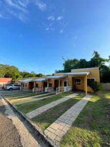 a row of mobile homes in a parking lot at Villa jr 4 by Villas Oasis Guacalillo in Tárcoles