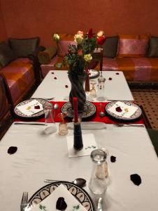 马拉喀什Riad Lounge à Marrakech的一张带白板的桌子和花瓶