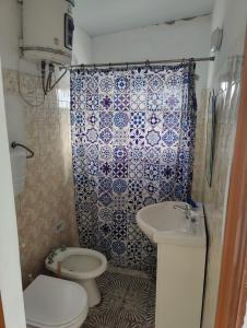 Baño pequeño con aseo y lavamanos en Acogedora Casa con Jardín, en Maldonado