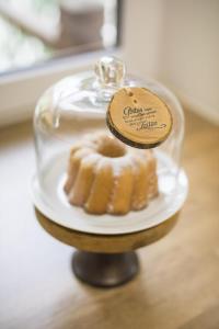 a glass plate with a donut on top of it at Ferienhaus Chalet an der Brettach in Gerabronn