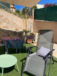 un patio con mesa, silla y mesa en Appartement en rez-de-villa avec jardin, en Hyères