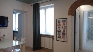 a living room with a table and a window at Casa Vacanze Anacleto in Verolanuova