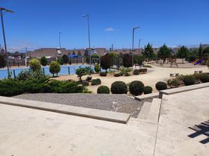un parque con parque infantil y un parque con árboles en Hermoso departamento, en Coquimbo
