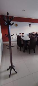 un stand en una habitación con mesa y sillas en Centro de la Ciudad - ¡a un paso de todo!, en Huancayo