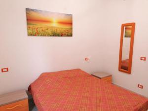 1 dormitorio con 1 cama y una foto en la pared en Casa vacanze Domus Magnifica en Roma