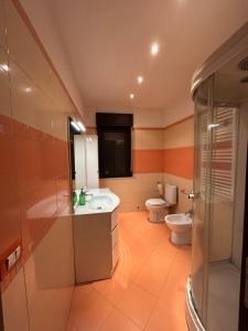 een badkamer met een bad en een toilet bij Villa Sara on Etna in Pedara