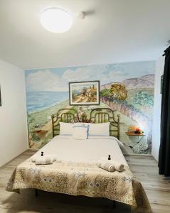 1 dormitorio con 1 cama con una pintura en la pared en CASA MATILI-1st floor of the house, en Piatra Neamţ