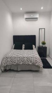a bedroom with a large bed and a mirror at Departamento en Heroica Matamoros in Matamoros