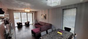 een woonkamer met een bank en een tafel bij Luxe Gastenverblijf Kamerton in Venray