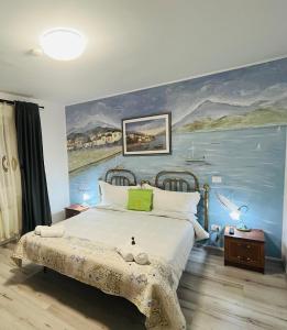 1 dormitorio con 1 cama grande y una pintura en la pared en CASA MATILI-1st floor of the house, en Piatra Neamţ